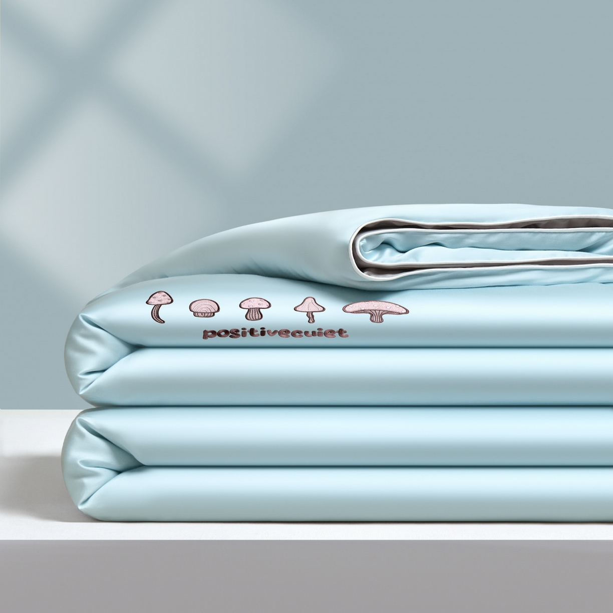 91家纺网 家纺一手货源 找家纺 云棉坊 2026新款水洗真丝滚边刺绣款-蘑菇系列 蘑菇-海盐兰+椰子灰