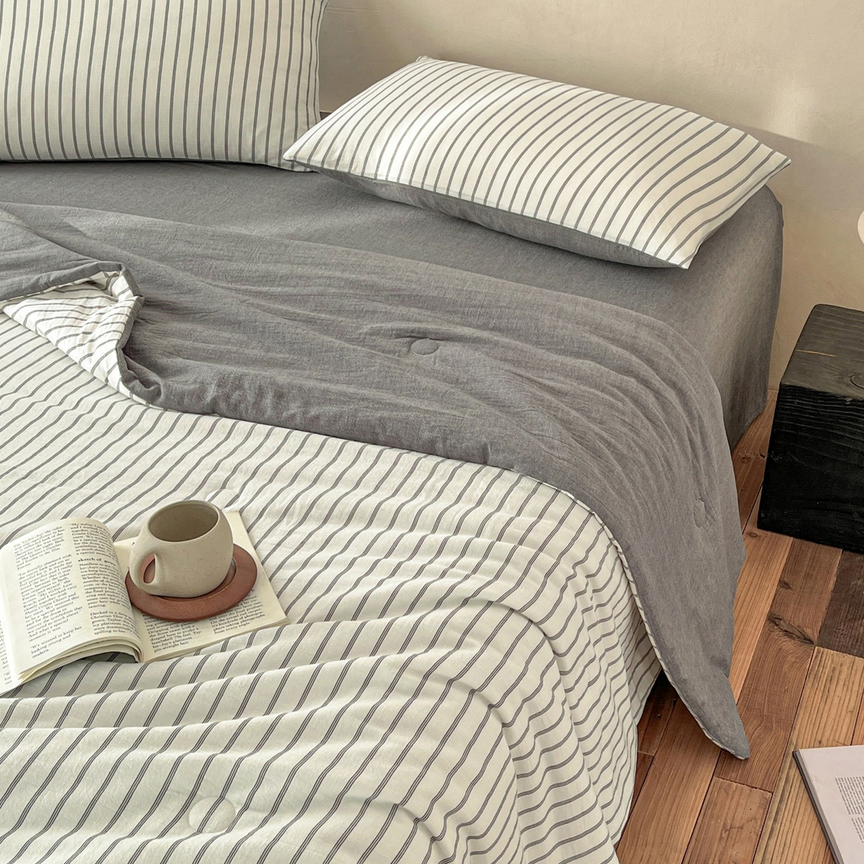 91家纺网 家纺一手货源 找家纺 （总）一加一 2026新款全棉无印超柔水洗色织凉感夏被四件套-日式云柔