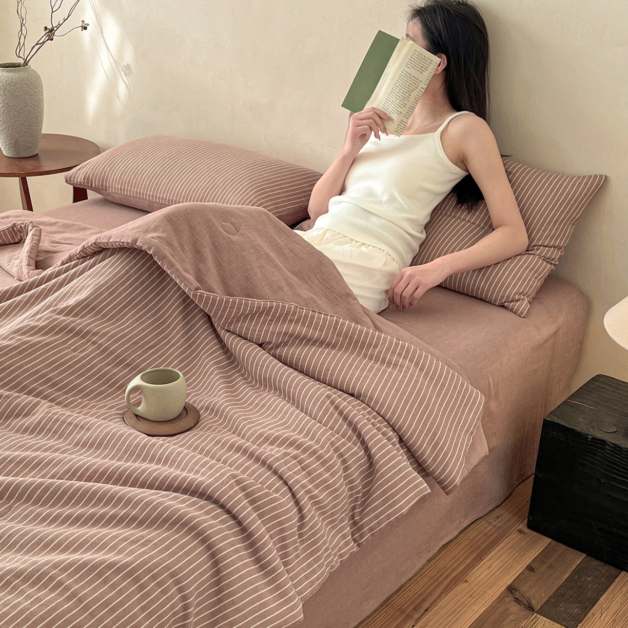 91家纺网 家纺一手货源 找家纺 一加一 2026新款全棉无印超柔水洗色织凉感夏被四件套-日式云柔 秋分咖