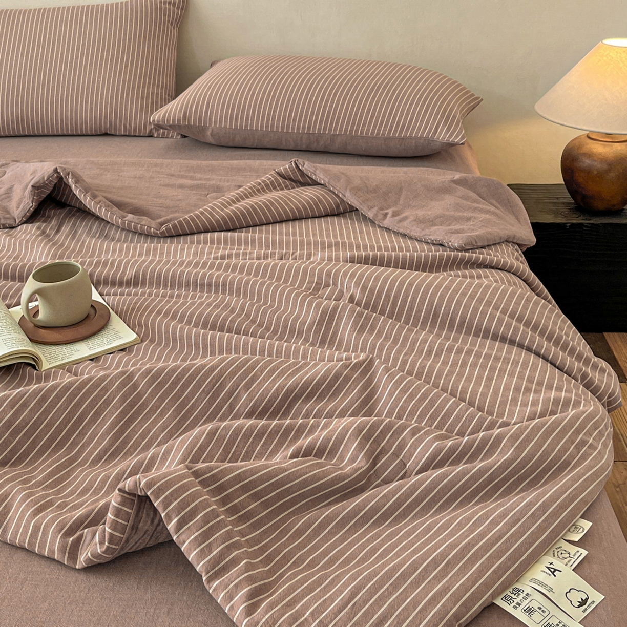 91家纺网 家纺一手货源 找家纺 一加一 2026新款全棉无印超柔水洗色织凉感夏被四件套-日式云柔 秋分咖