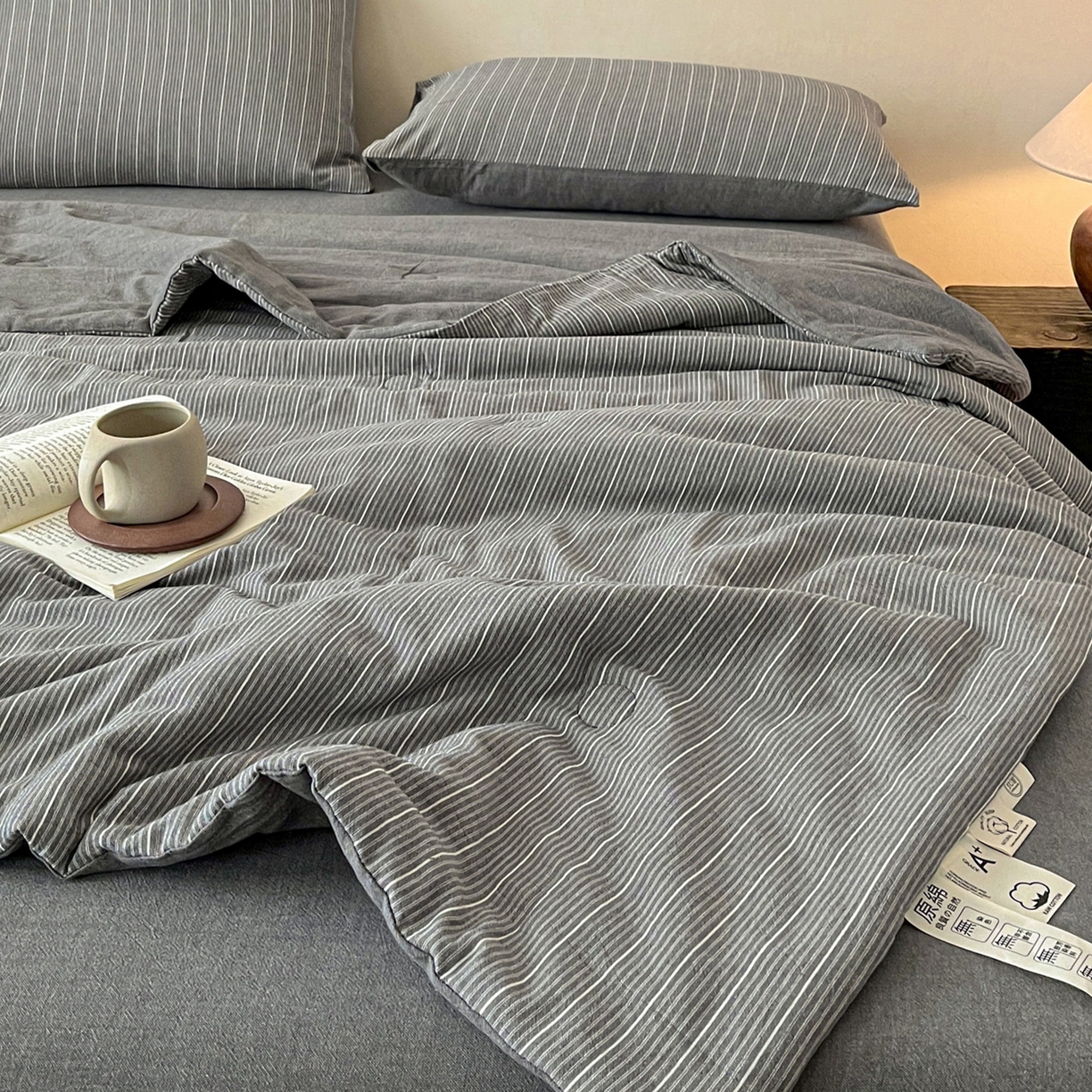91家纺网 家纺一手货源 找家纺 一加一 2026新款全棉无印超柔水洗色织凉感夏被四件套-日式云柔 小满灰