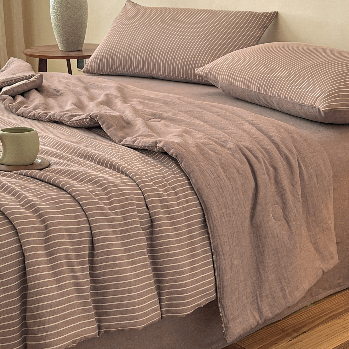 91家纺网 家纺一手货源 找家纺 一加一 2026新款全棉无印超柔水洗色织凉感夏被四件套-日式云柔 秋分咖