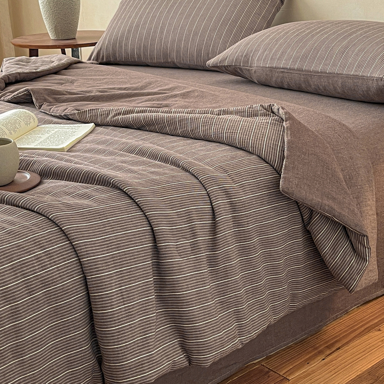 91家纺网 家纺一手货源 找家纺 一加一 2026新款全棉无印超柔水洗色织凉感夏被四件套-日式云柔 小满棕