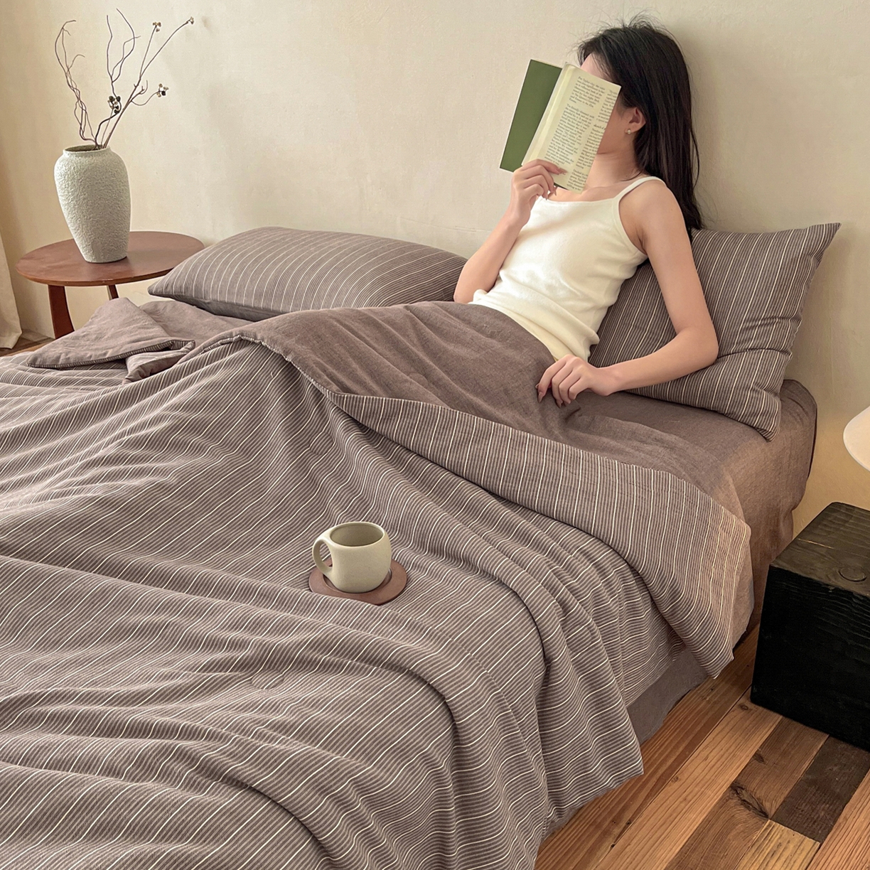 91家纺网 家纺一手货源 找家纺 一加一 2026新款全棉无印超柔水洗色织凉感夏被四件套-日式云柔 小满棕