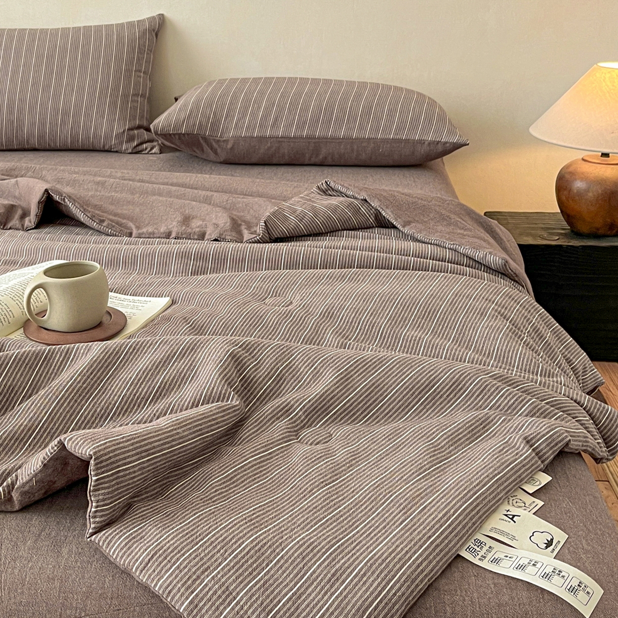 91家纺网 家纺一手货源 找家纺 一加一 2026新款全棉无印超柔水洗色织凉感夏被四件套-日式云柔 小满棕