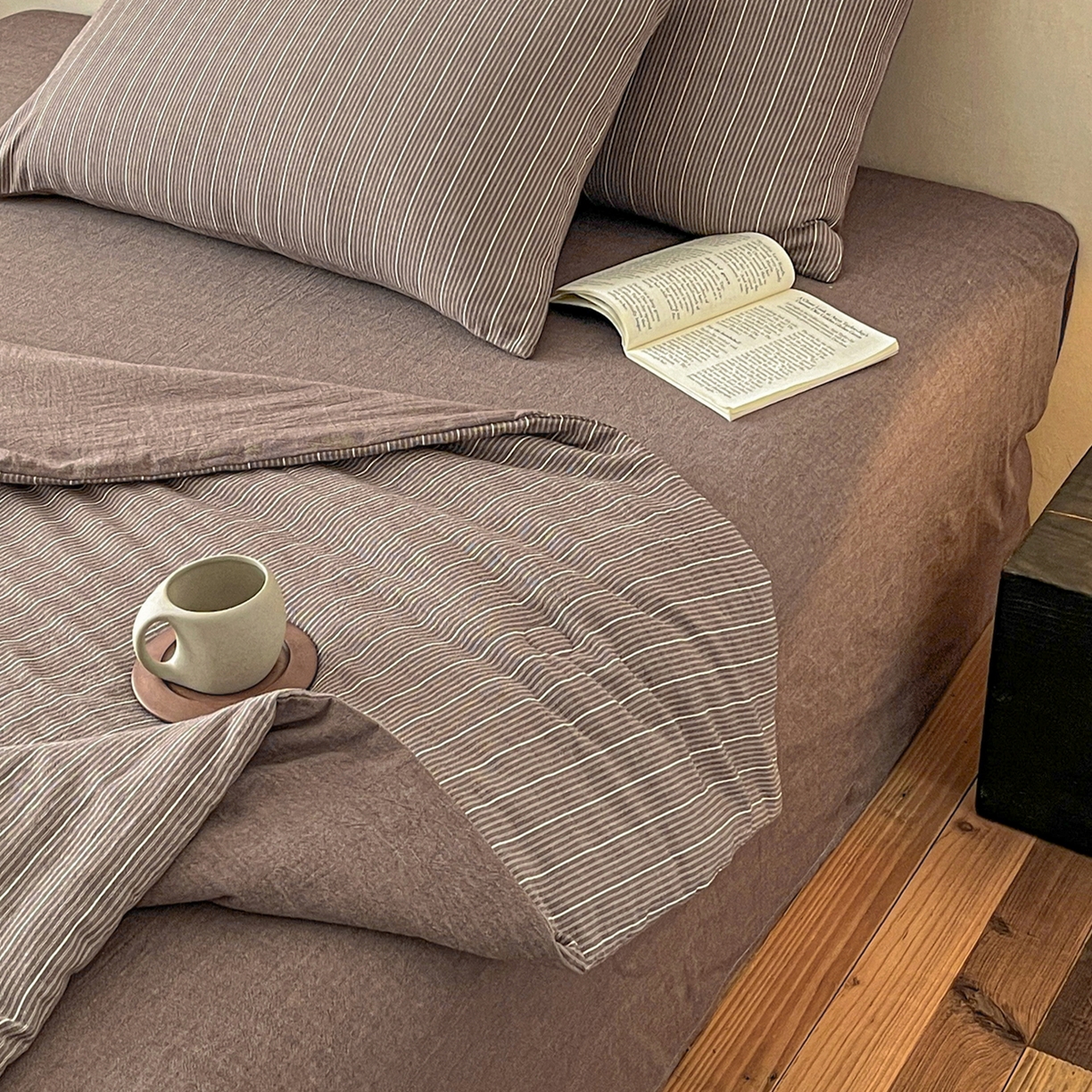 91家纺网 家纺一手货源 找家纺 一加一 2026新款全棉无印超柔水洗色织凉感夏被四件套-日式云柔 小满棕