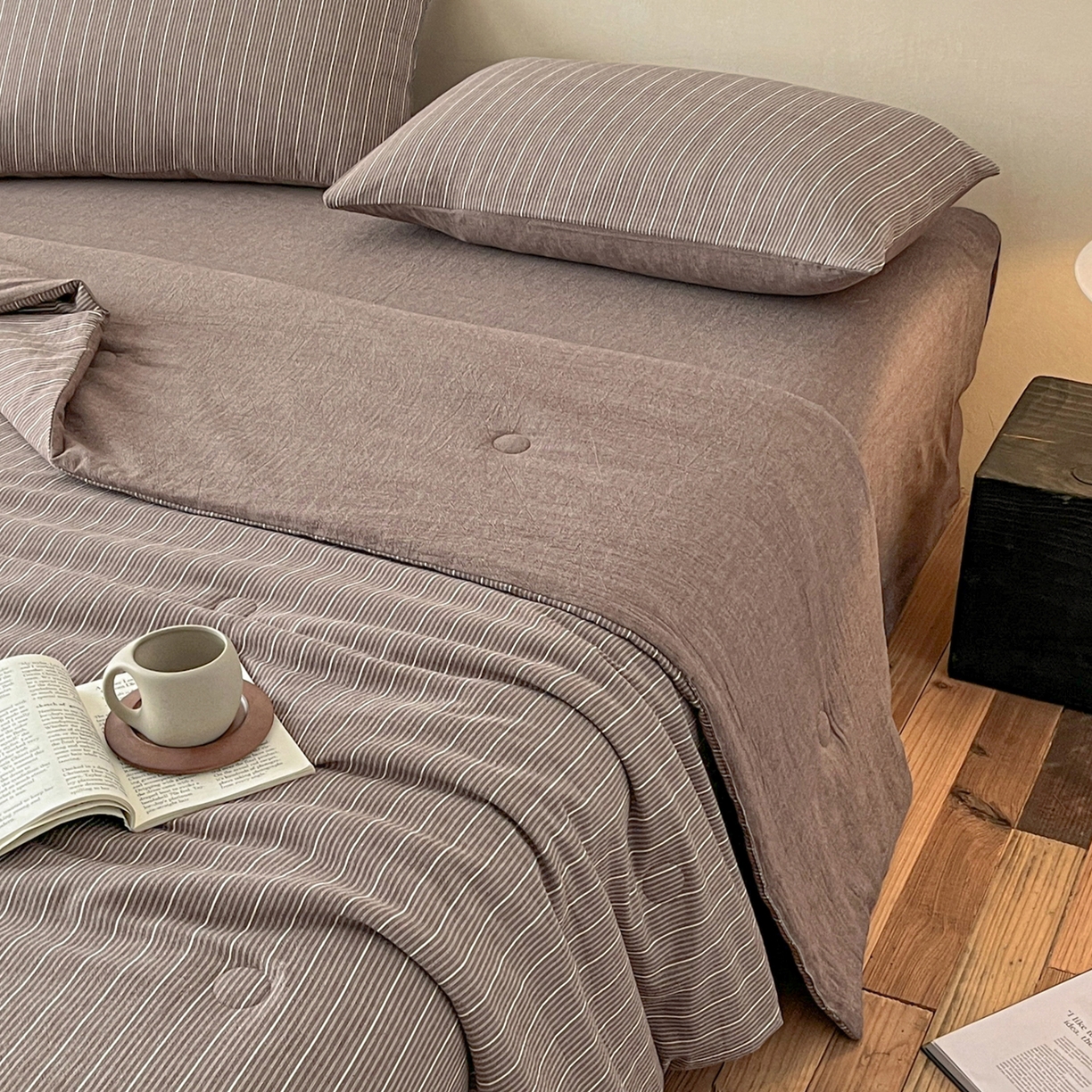 91家纺网 家纺一手货源 找家纺 一加一 2026新款全棉无印超柔水洗色织凉感夏被四件套-日式云柔 小满棕