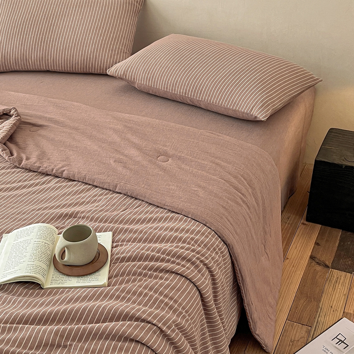 91家纺网 家纺一手货源 找家纺 一加一 2026新款全棉无印超柔水洗色织凉感夏被四件套-日式云柔 秋分咖