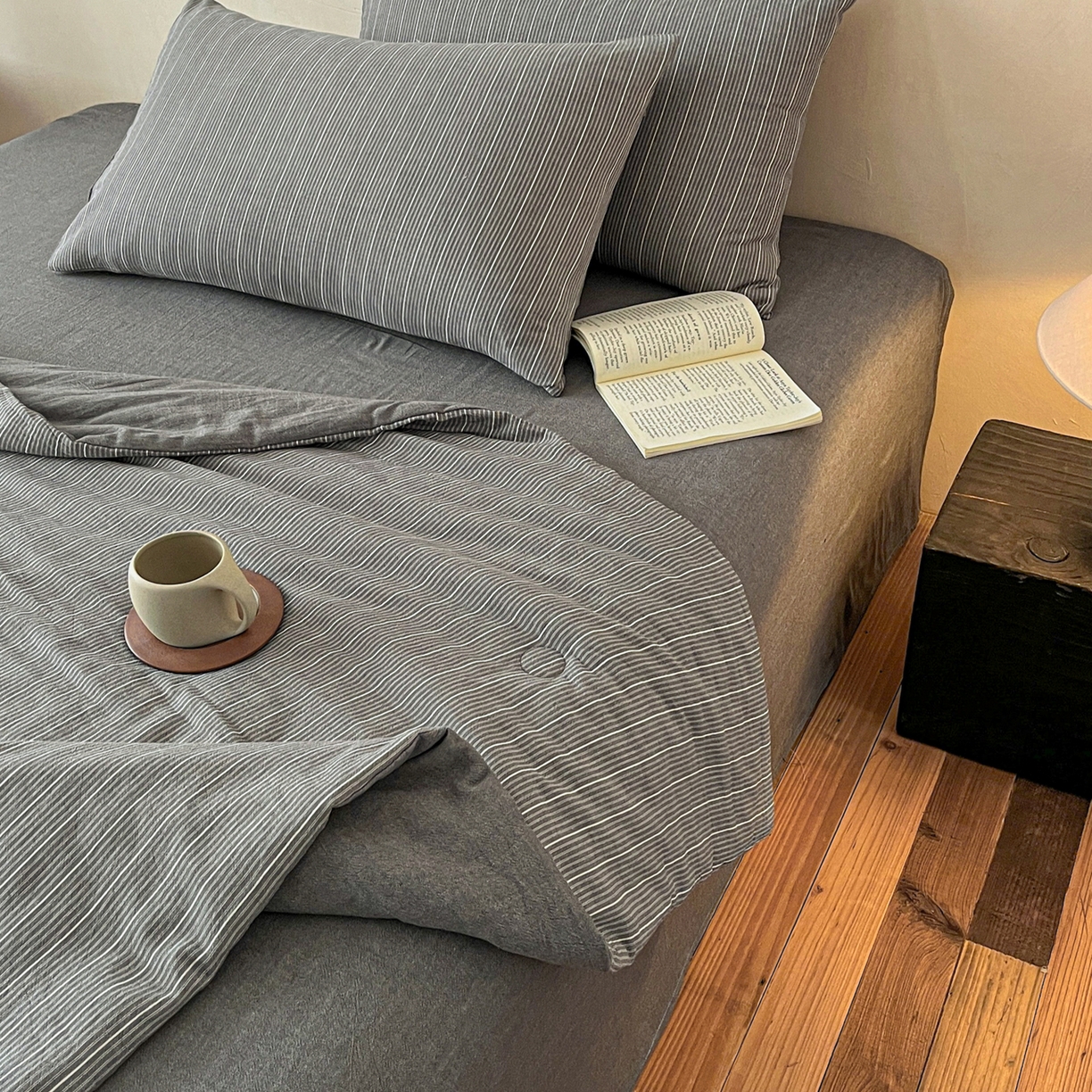 91家纺网 家纺一手货源 找家纺 一加一 2026新款全棉无印超柔水洗色织凉感夏被四件套-日式云柔 小满灰