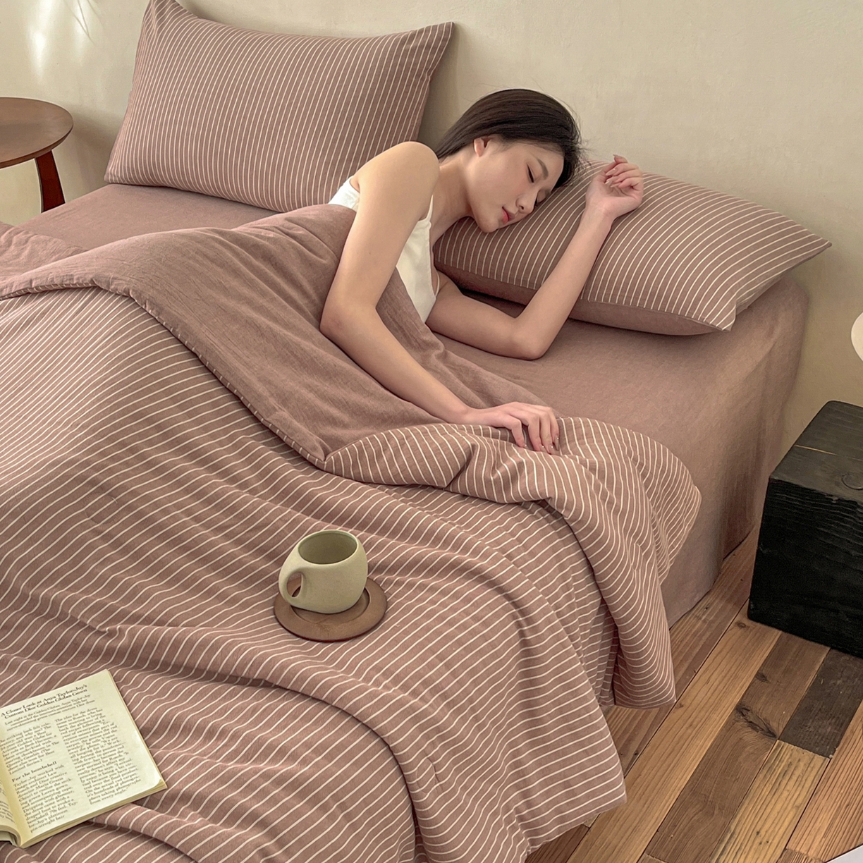 91家纺网 家纺一手货源 找家纺 一加一 2026新款全棉无印超柔水洗色织凉感夏被四件套-日式云柔 秋分咖