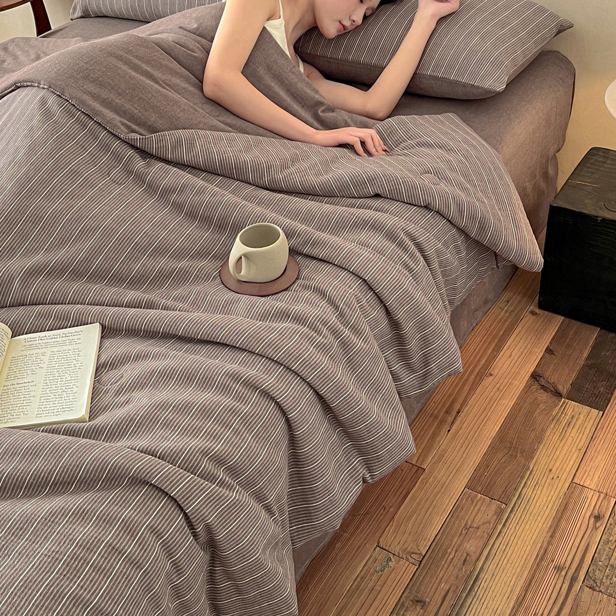 91家纺网 家纺一手货源 找家纺 一加一 2026新款全棉无印超柔水洗色织凉感夏被四件套-日式云柔 小满棕