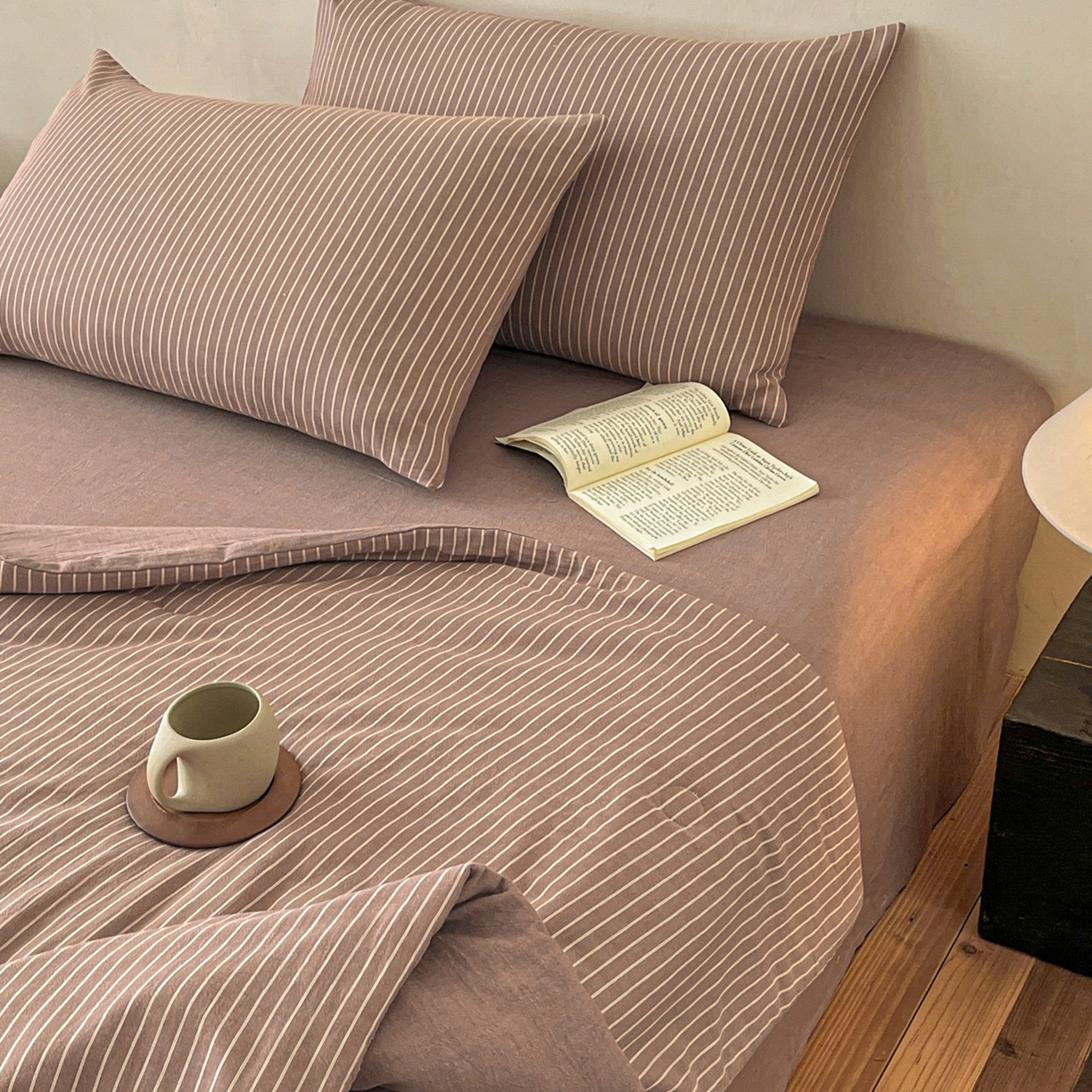 91家纺网 家纺一手货源 找家纺 一加一 2026新款全棉无印超柔水洗色织凉感夏被四件套-日式云柔 秋分咖