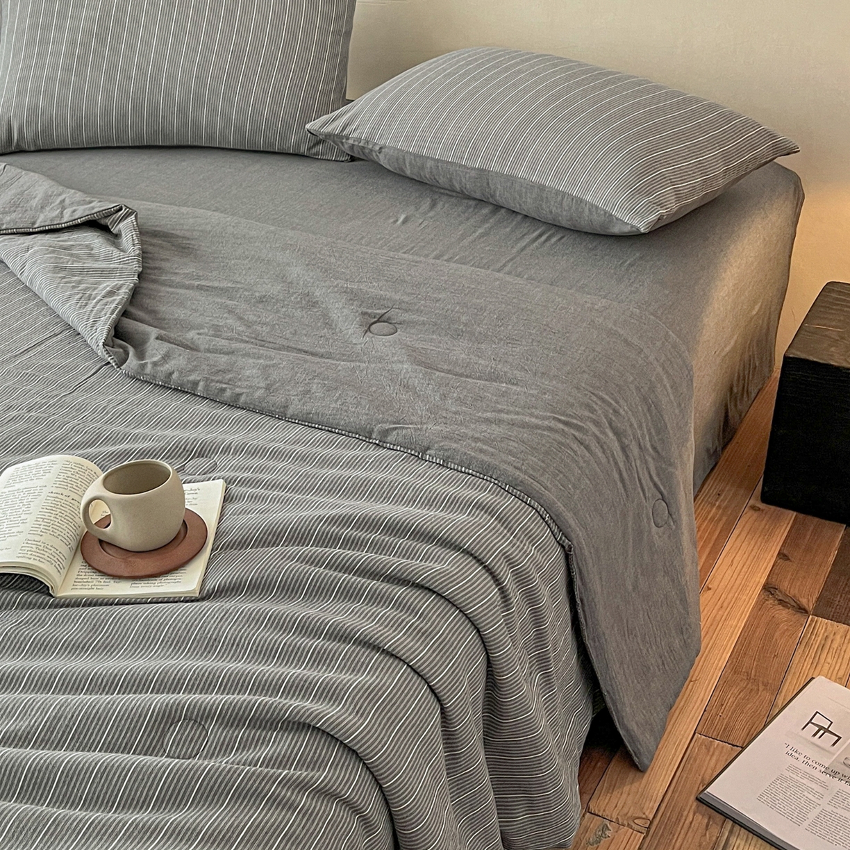 91家纺网 家纺一手货源 找家纺 一加一 2026新款全棉无印超柔水洗色织凉感夏被四件套-日式云柔 小满灰