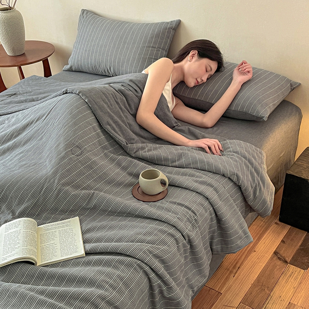 91家纺网 家纺一手货源 找家纺 一加一 2026新款全棉无印超柔水洗色织凉感夏被四件套-日式云柔 小满灰