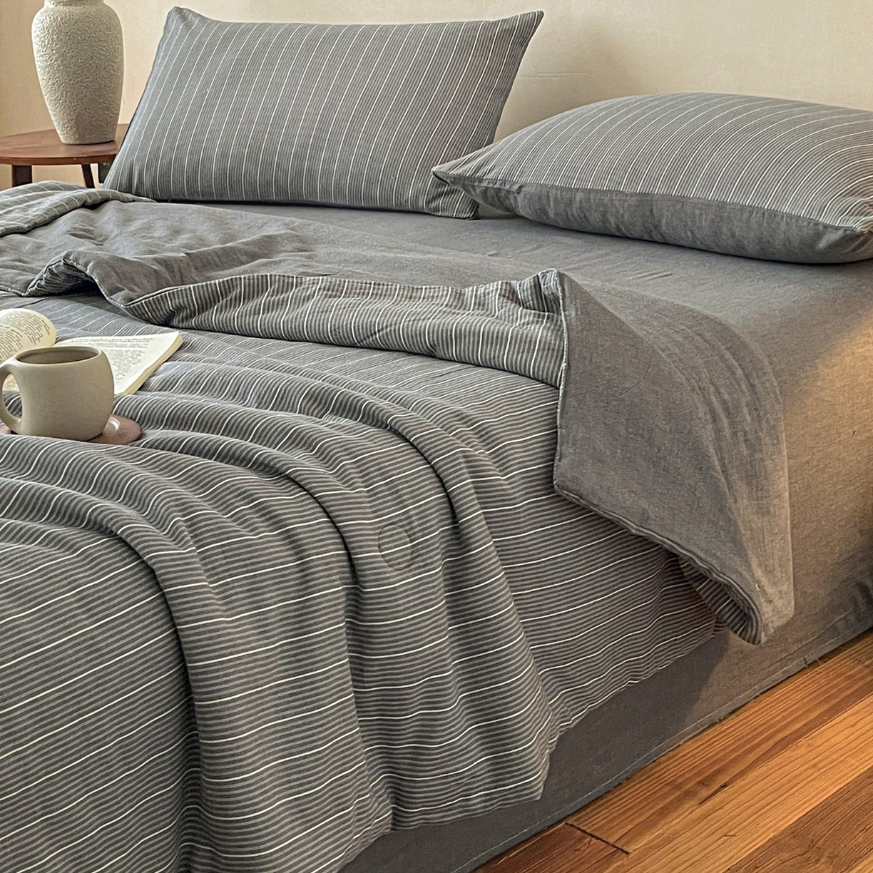 91家纺网 家纺一手货源 找家纺 一加一 2026新款全棉无印超柔水洗色织凉感夏被四件套-日式云柔 小满灰