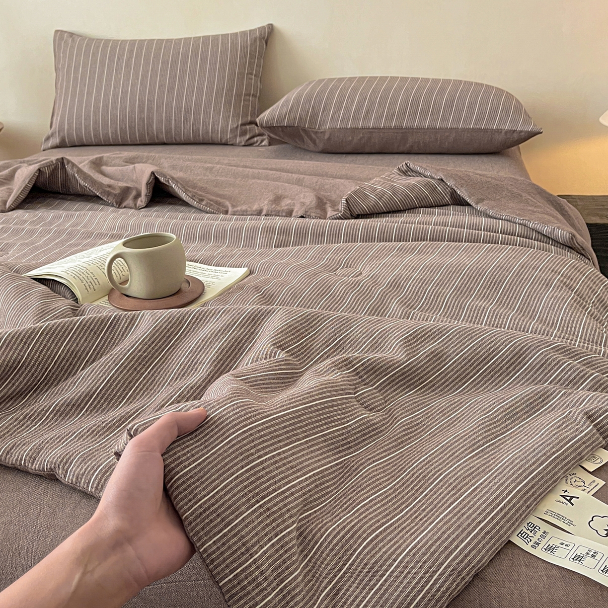 91家纺网 家纺一手货源 找家纺 一加一 2026新款全棉无印超柔水洗色织凉感夏被四件套-日式云柔 小满棕