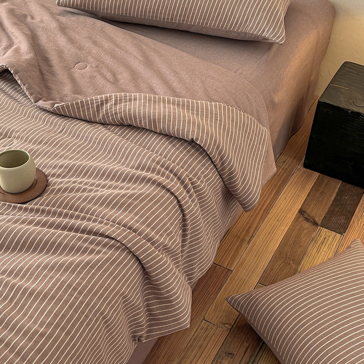 91家纺网 家纺一手货源 找家纺 一加一 2026新款全棉无印超柔水洗色织凉感夏被四件套-日式云柔 秋分咖