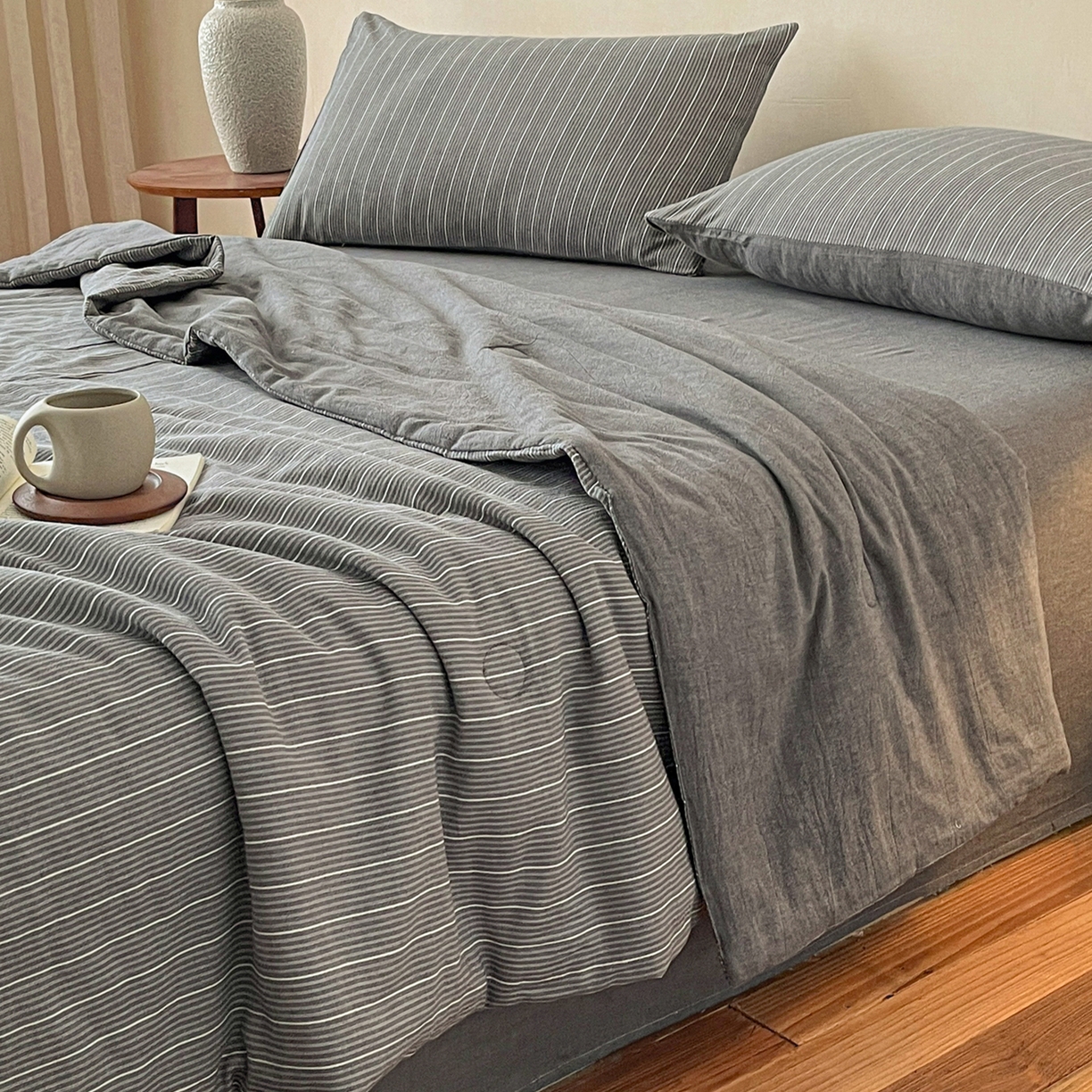 91家纺网 家纺一手货源 找家纺 一加一 2026新款全棉无印超柔水洗色织凉感夏被四件套-日式云柔 小满灰