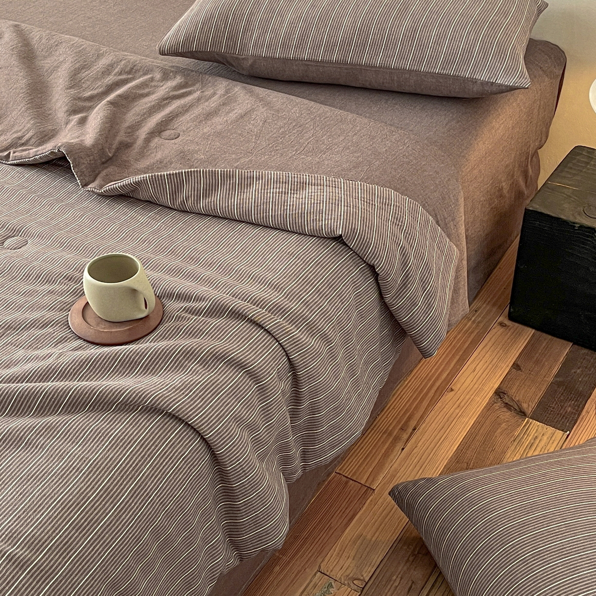 91家纺网 家纺一手货源 找家纺 一加一 2026新款全棉无印超柔水洗色织凉感夏被四件套-日式云柔 小满棕