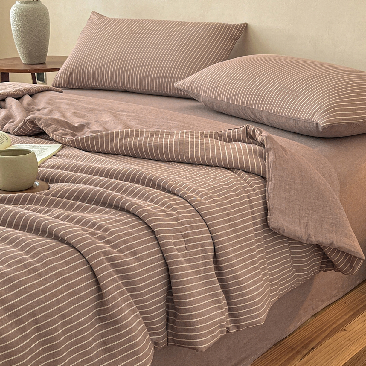 91家纺网 家纺一手货源 找家纺 一加一 2026新款全棉无印超柔水洗色织凉感夏被四件套-日式云柔 秋分咖