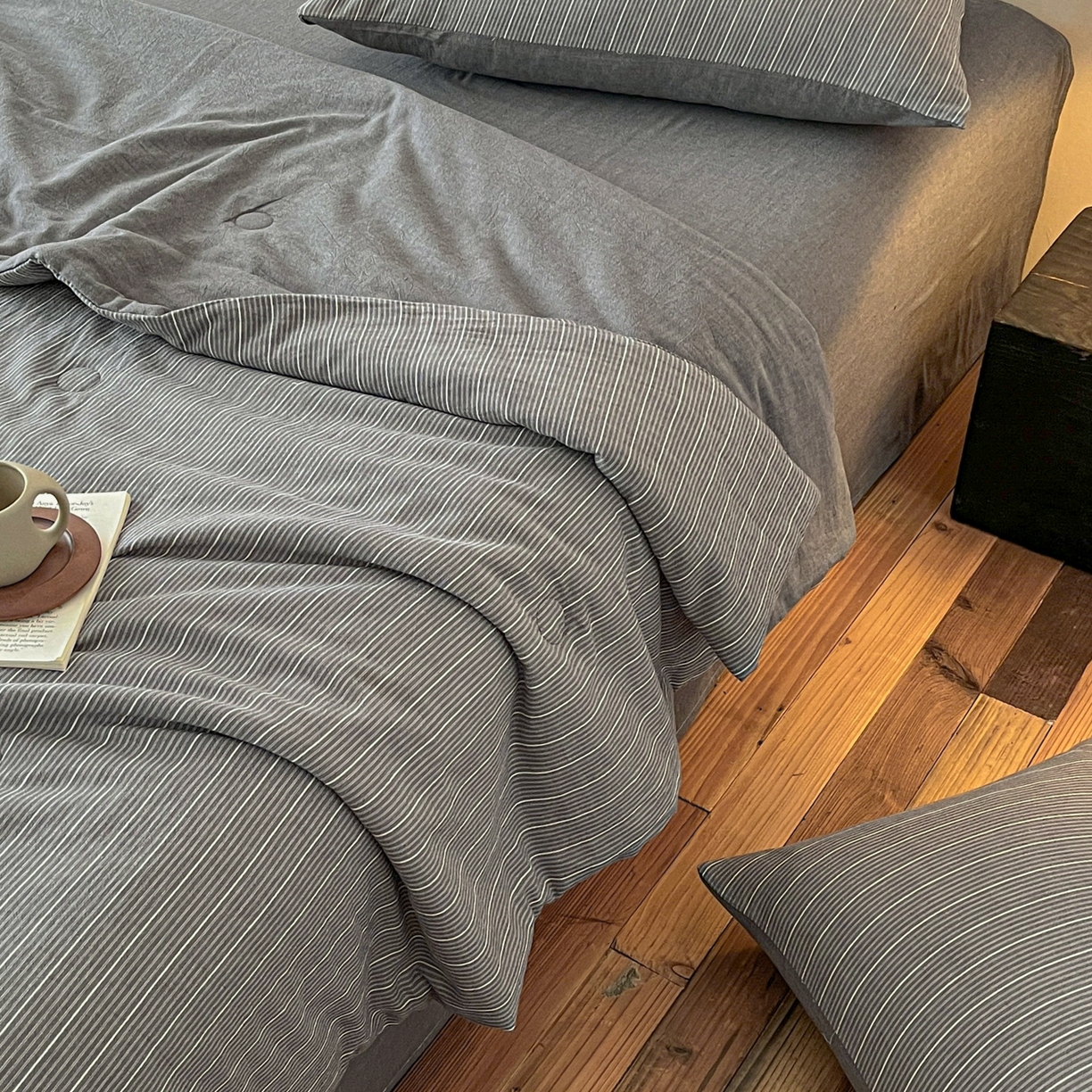 91家纺网 家纺一手货源 找家纺 一加一 2026新款全棉无印超柔水洗色织凉感夏被四件套-日式云柔 小满灰