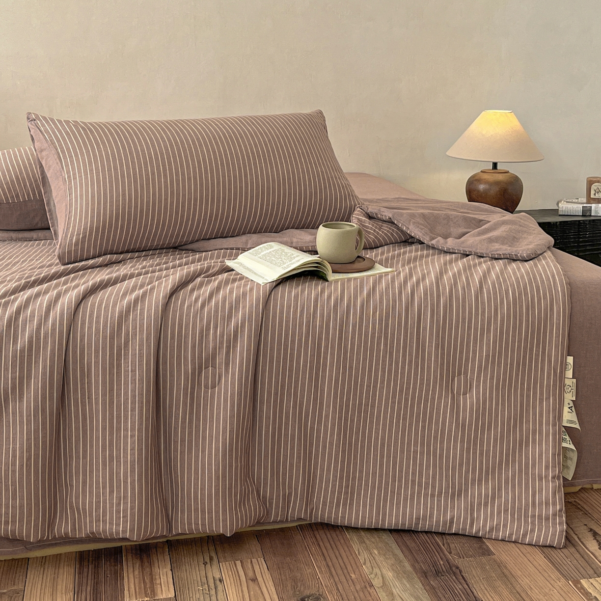 91家纺网 家纺一手货源 找家纺 一加一 2026新款全棉无印超柔水洗色织凉感夏被四件套-日式云柔 秋分咖