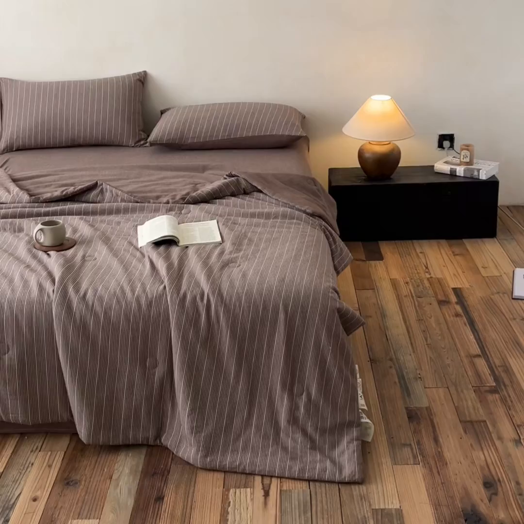 91家纺网 家纺一手货源 找家纺 一加一 2026新款全棉无印超柔水洗色织凉感夏被四件套-日式云柔 小满棕