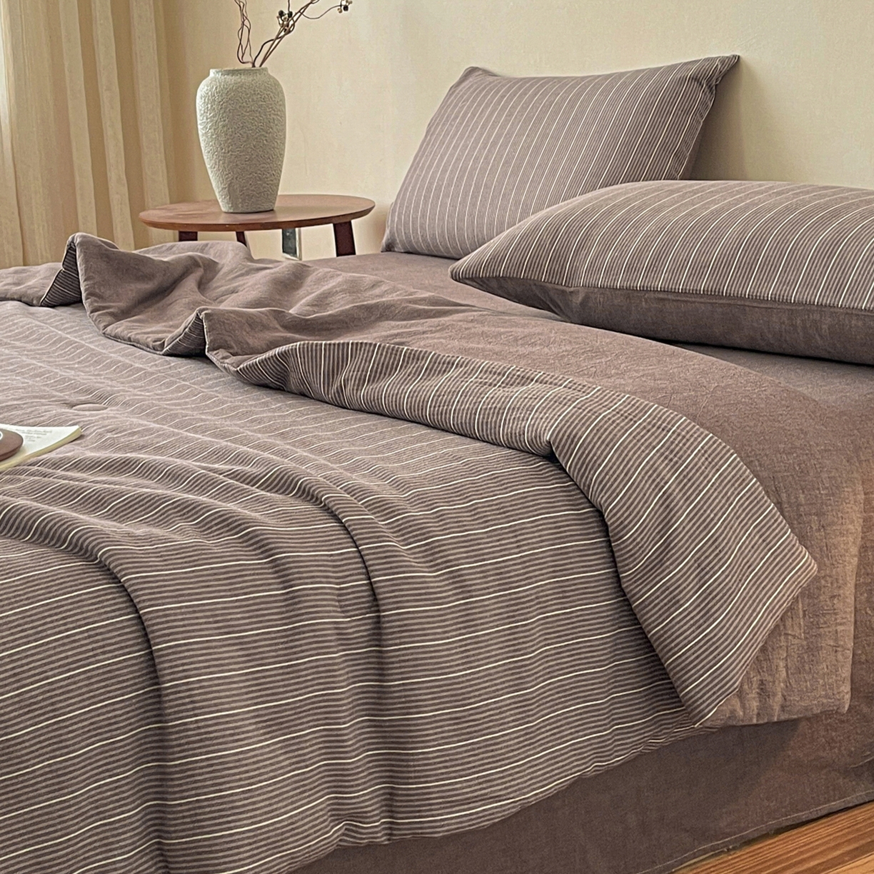 91家纺网 家纺一手货源 找家纺 一加一 2026新款全棉无印超柔水洗色织凉感夏被四件套-日式云柔 小满棕
