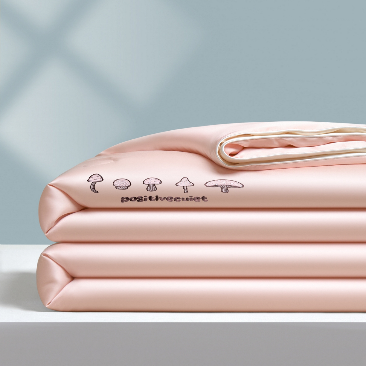 91家纺网 家纺一手货源 找家纺 云棉坊 2026新款水洗真丝滚边刺绣款-蘑菇系列 蘑菇-奶油粉+奶昔白