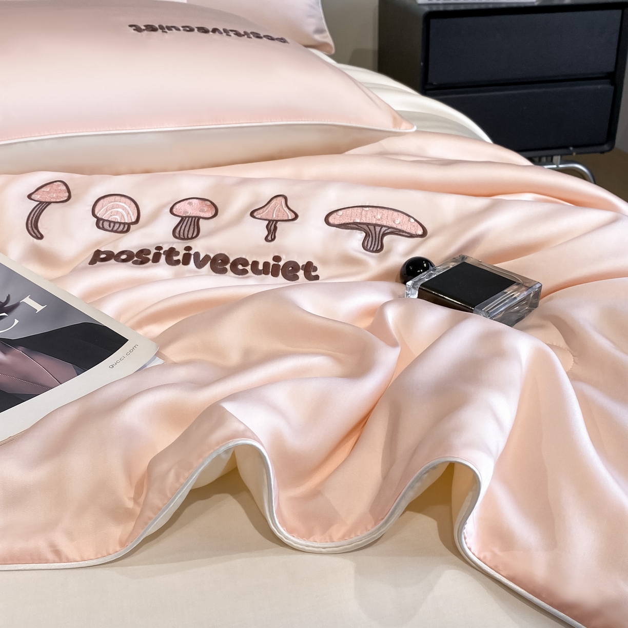 91家纺网 家纺一手货源 找家纺 云棉坊 2026新款水洗真丝滚边刺绣款-蘑菇系列 蘑菇-奶油粉+奶昔白