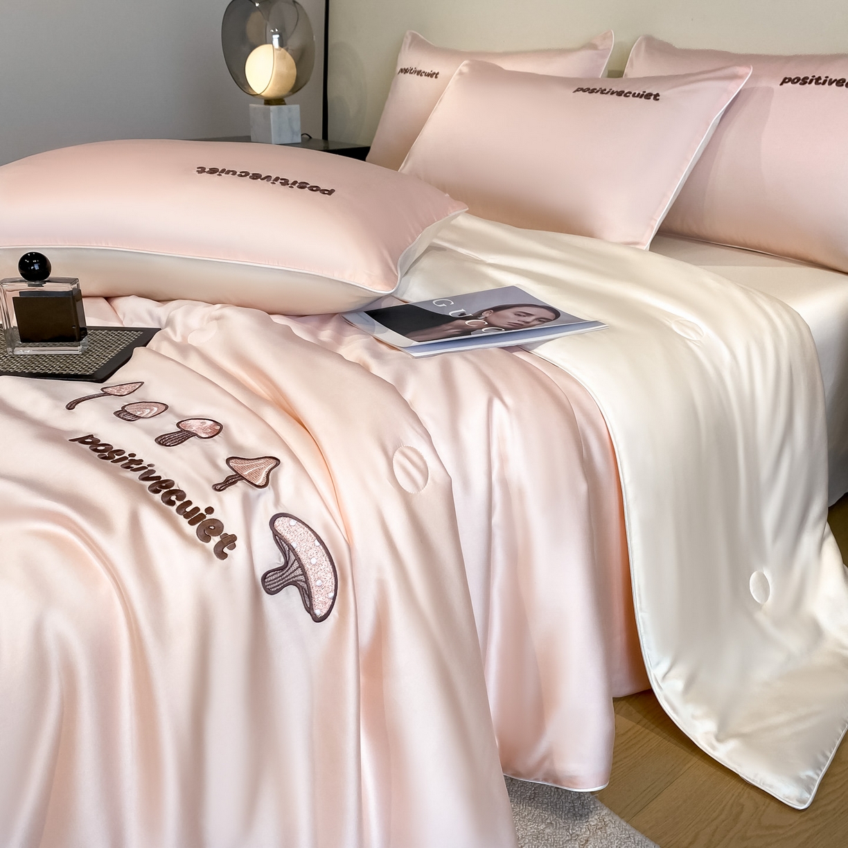 91家纺网 家纺一手货源 找家纺 云棉坊 2026新款水洗真丝滚边刺绣款-蘑菇系列 蘑菇-奶油粉+奶昔白