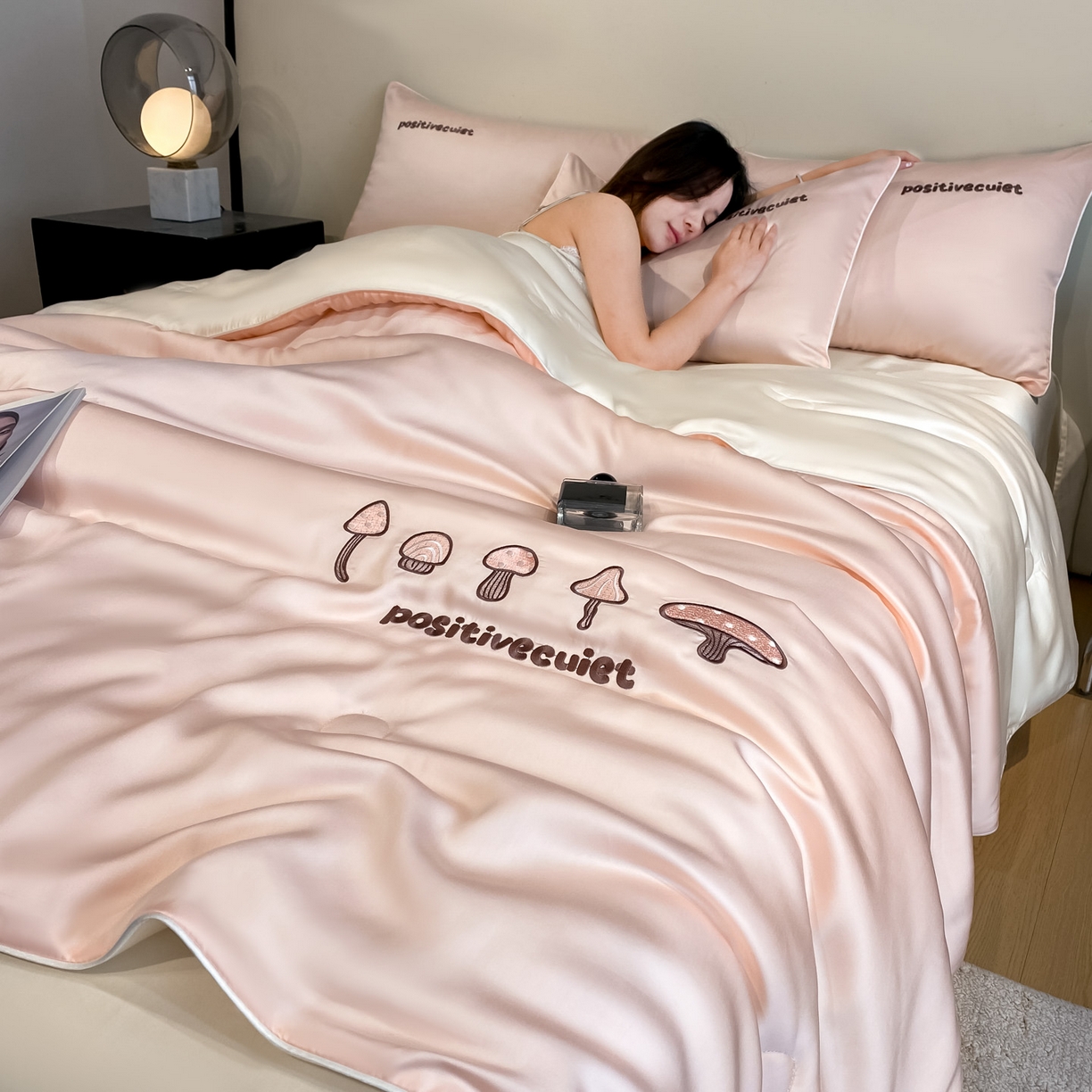 91家纺网 家纺一手货源 找家纺 云棉坊 2026新款水洗真丝滚边刺绣款-蘑菇系列 蘑菇-奶油粉+奶昔白