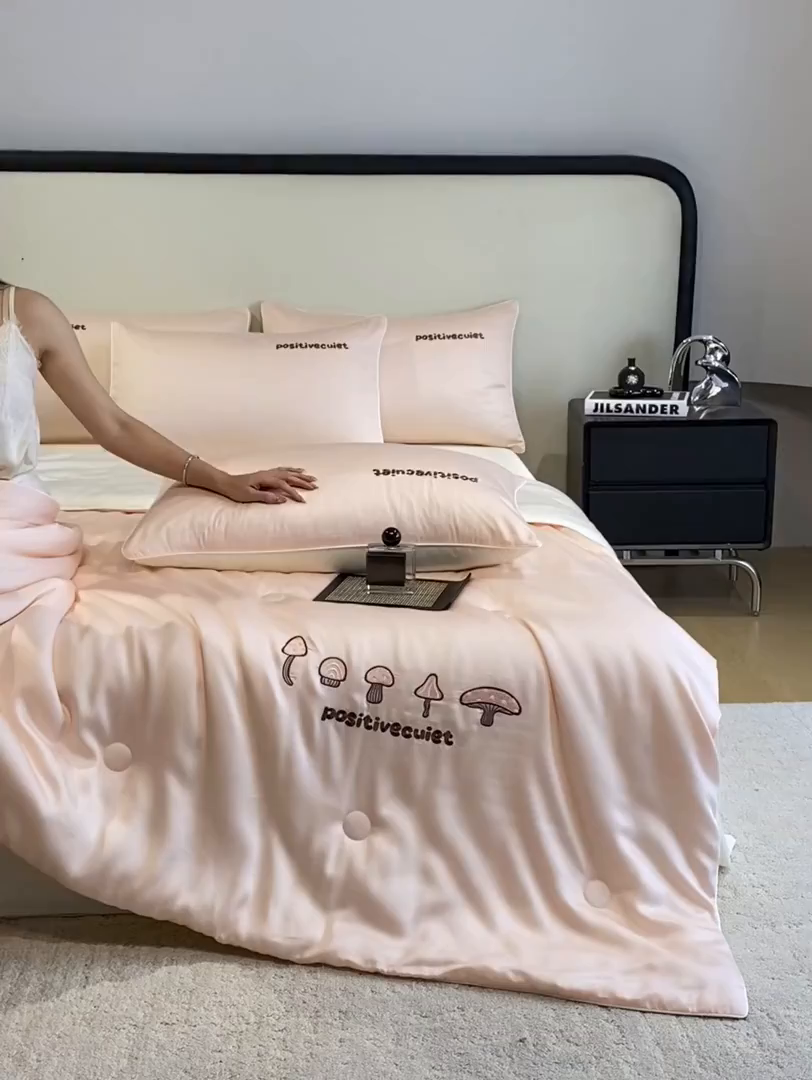 91家纺网 家纺一手货源 找家纺 云棉坊 2026新款水洗真丝滚边刺绣款-蘑菇系列 蘑菇-奶油粉+奶昔白