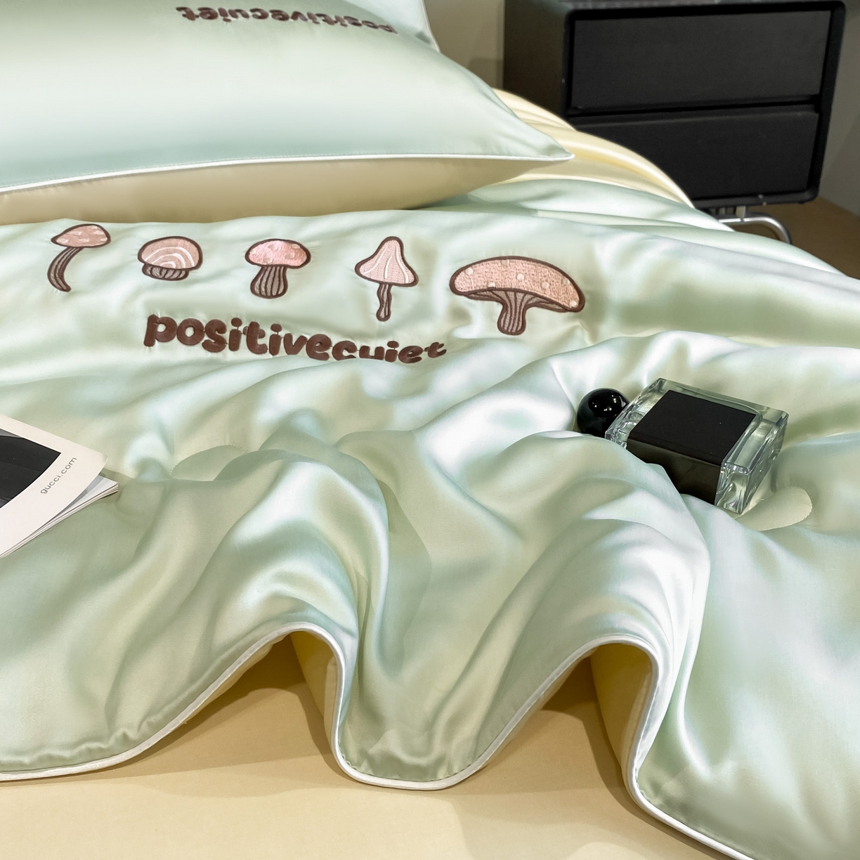 91家纺网 家纺一手货源 找家纺 云棉坊 2026新款水洗真丝滚边刺绣款-蘑菇系列 蘑菇-水果清香+奶黄