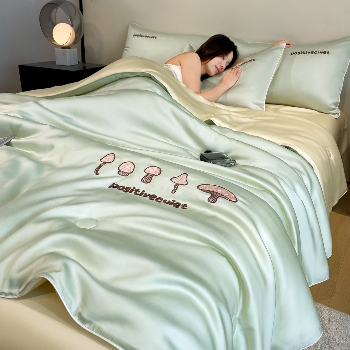 91家纺网 家纺一手货源 找家纺 云棉坊 2026新款水洗真丝滚边刺绣款-蘑菇系列 蘑菇-水果清香+奶黄