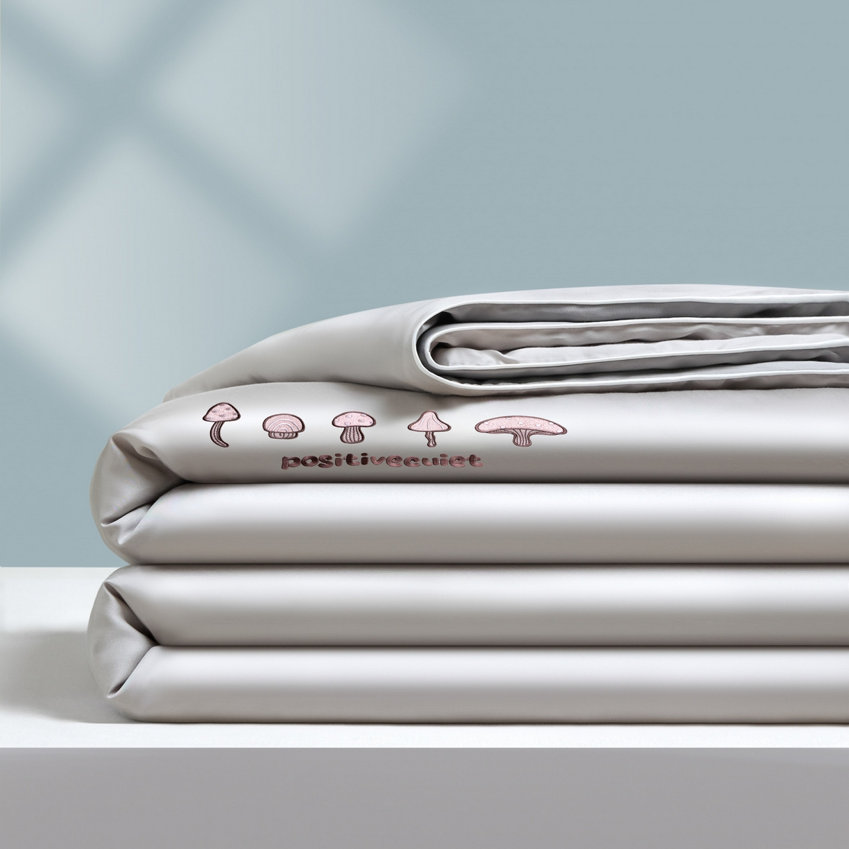 91家纺网 家纺一手货源 找家纺 云棉坊 2026新款水洗真丝滚边刺绣款-蘑菇系列 蘑菇-椰子灰+经典灰