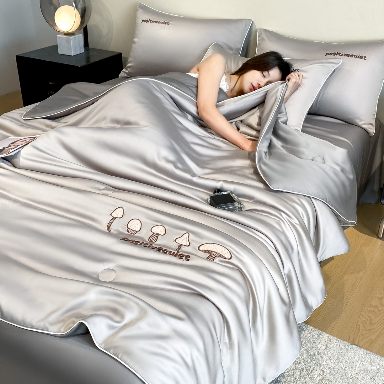 91家纺网 家纺一手货源 找家纺 云棉坊 2026新款水洗真丝滚边刺绣款-蘑菇系列 蘑菇-椰子灰+经典灰