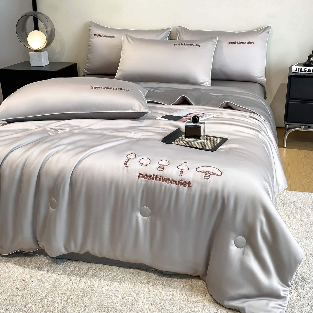 91家纺网 家纺一手货源 找家纺 云棉坊 2026新款水洗真丝滚边刺绣款-蘑菇系列 蘑菇-椰子灰+经典灰