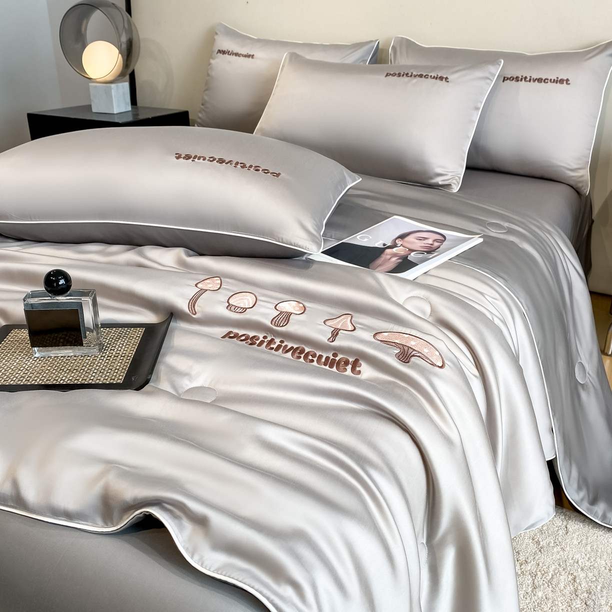 91家纺网 家纺一手货源 找家纺 云棉坊 2026新款水洗真丝滚边刺绣款-蘑菇系列 蘑菇-椰子灰+经典灰