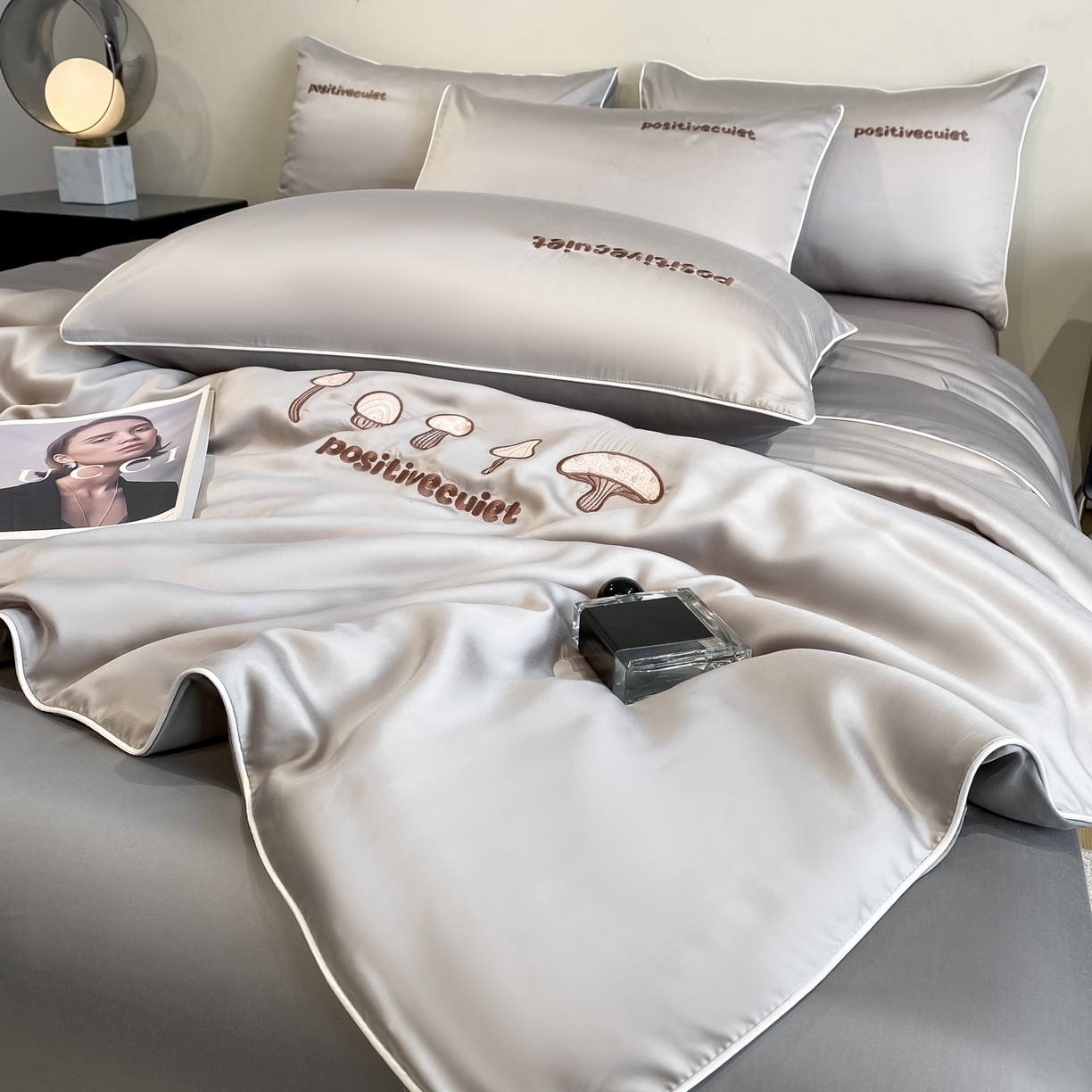 91家纺网 家纺一手货源 找家纺 云棉坊 2026新款水洗真丝滚边刺绣款-蘑菇系列 蘑菇-椰子灰+经典灰