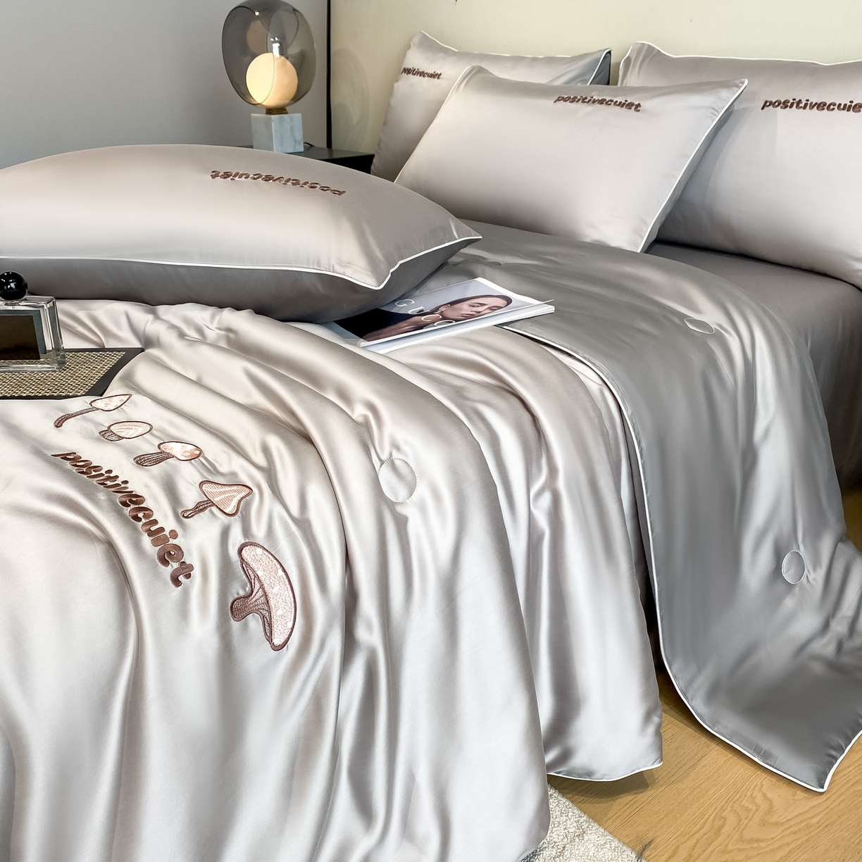 91家纺网 家纺一手货源 找家纺 云棉坊 2026新款水洗真丝滚边刺绣款-蘑菇系列 蘑菇-椰子灰+经典灰