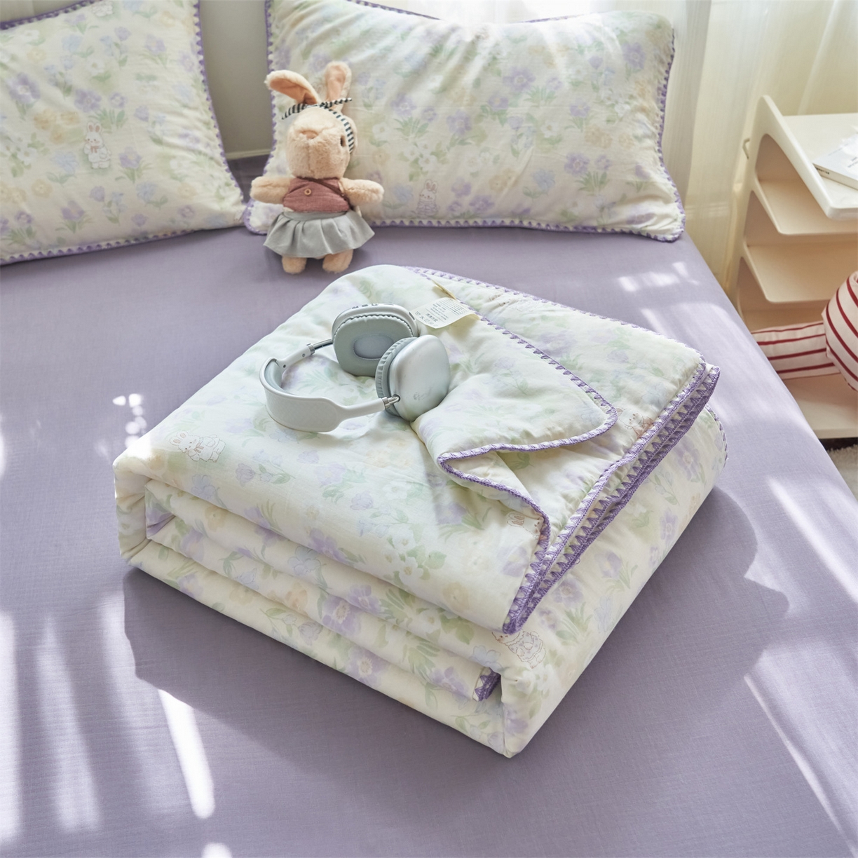 91家纺网 家纺一手货源 找家纺 恬思语家纺 2026春夏全棉双层纱棉花夏被空调被夏凉被四件套贝壳边系列 花从兔-紫