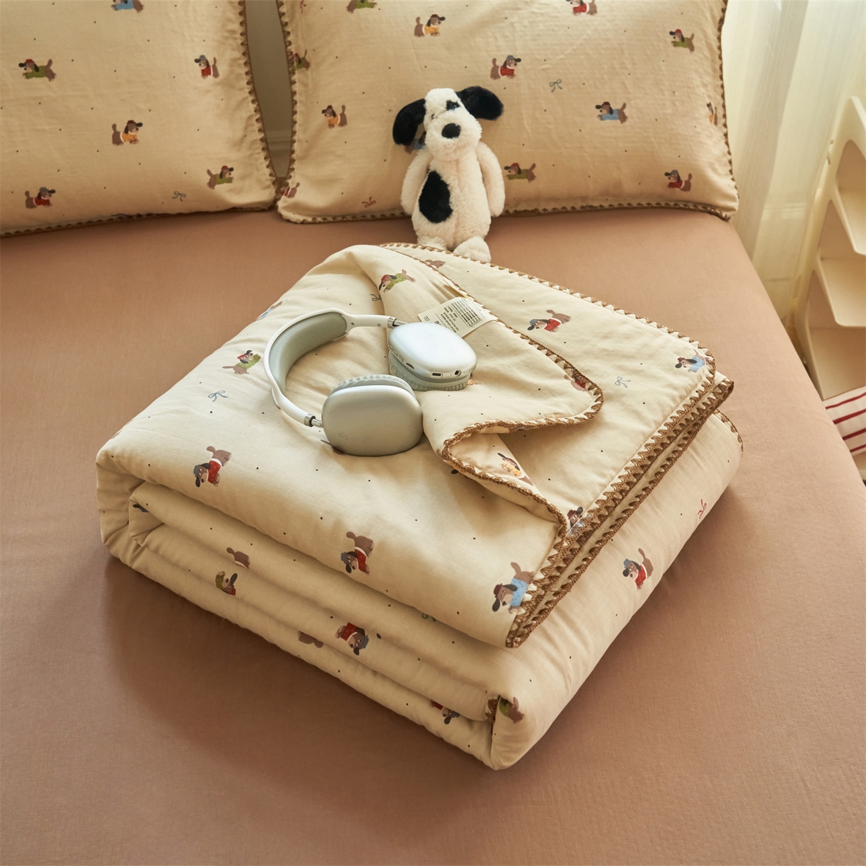 91家纺网 家纺一手货源 找家纺 恬思语家纺 2026春夏全棉双层纱棉花夏被空调被夏凉被四件套贝壳边系列 咖啡狗