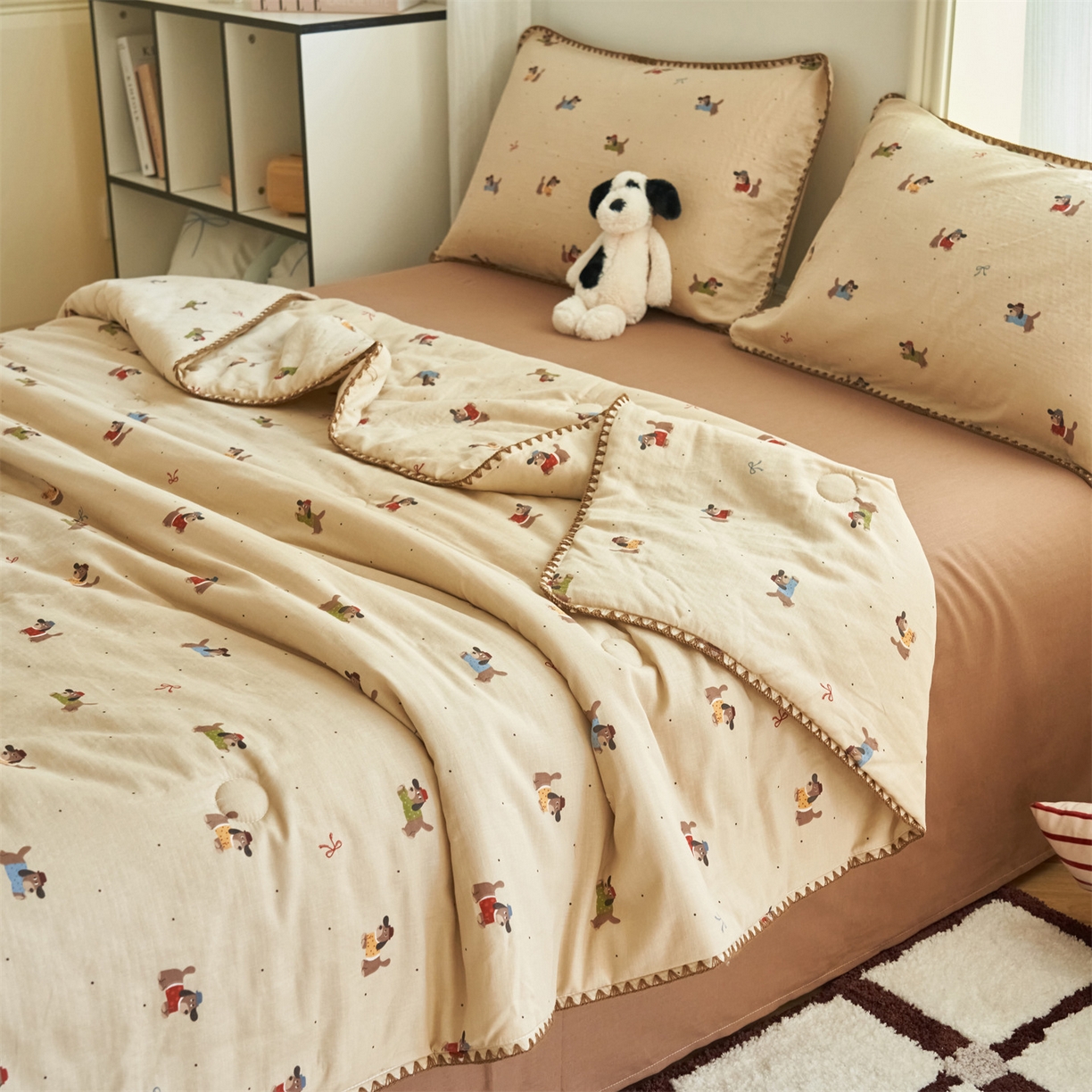 91家纺网 家纺一手货源 找家纺 恬思语家纺 2026春夏全棉双层纱棉花夏被空调被夏凉被四件套贝壳边系列 咖啡狗