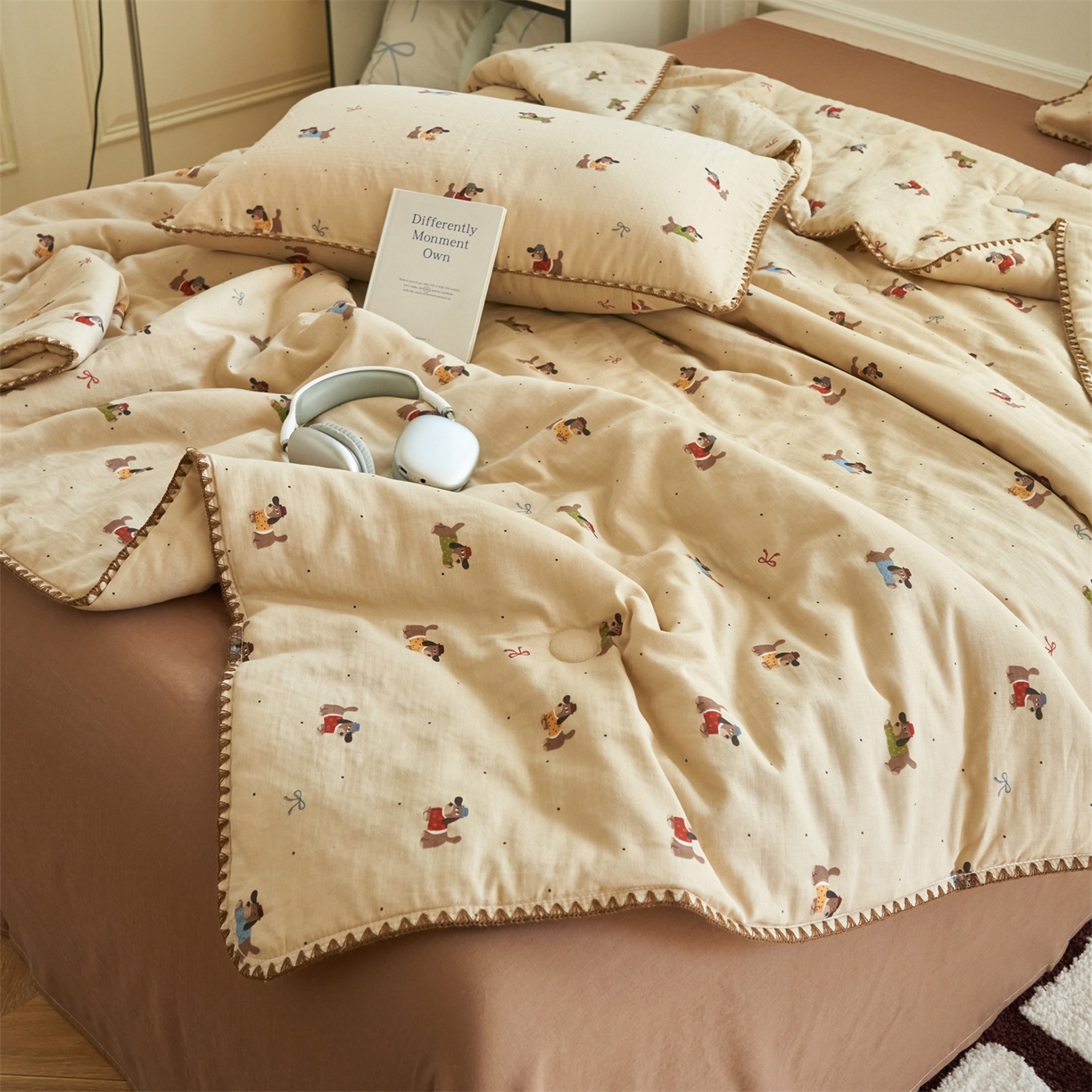 91家纺网 家纺一手货源 找家纺 恬思语家纺 2026春夏全棉双层纱棉花夏被空调被夏凉被四件套贝壳边系列 咖啡狗