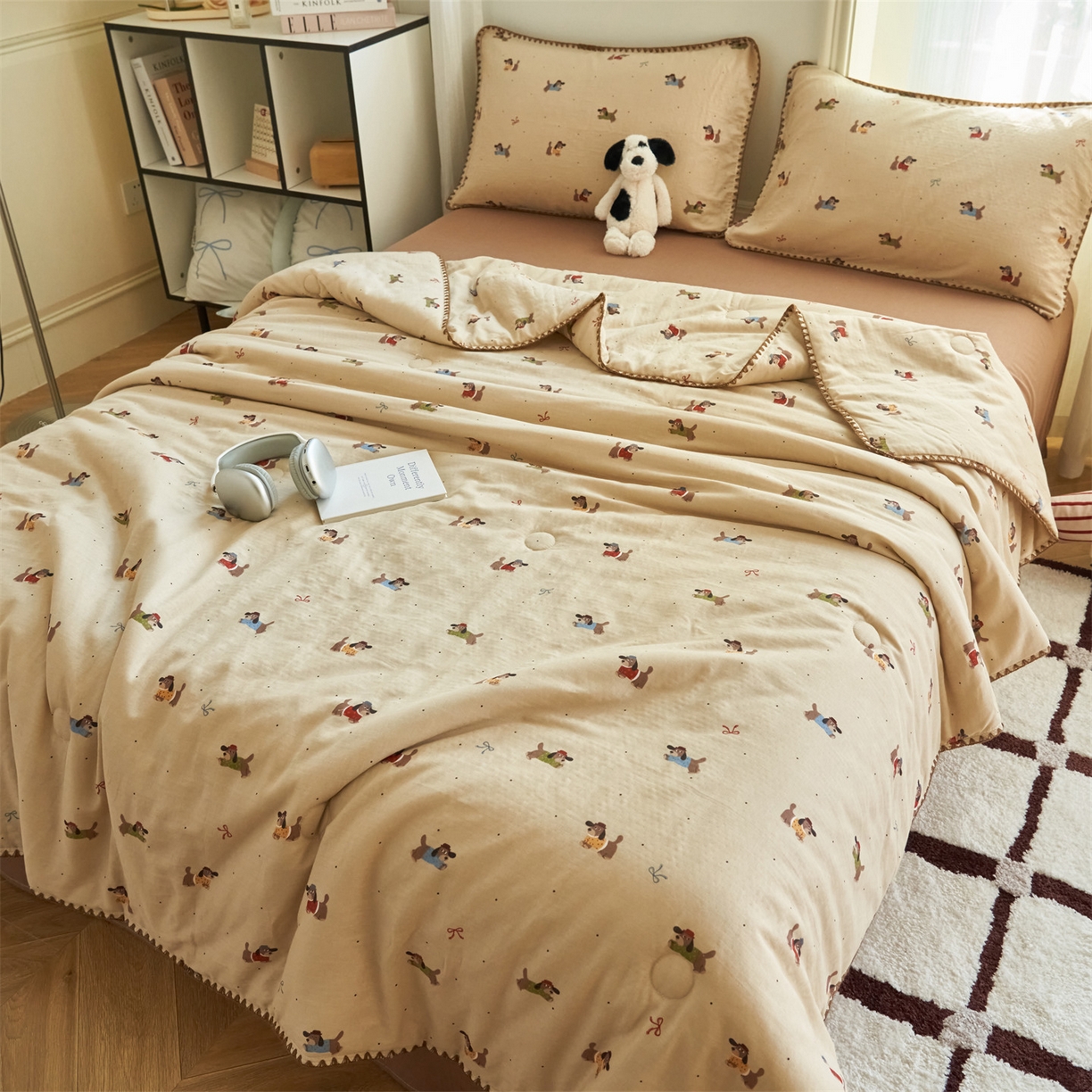 91家纺网 家纺一手货源 找家纺 恬思语家纺 2026春夏全棉双层纱棉花夏被空调被夏凉被四件套贝壳边系列 咖啡狗