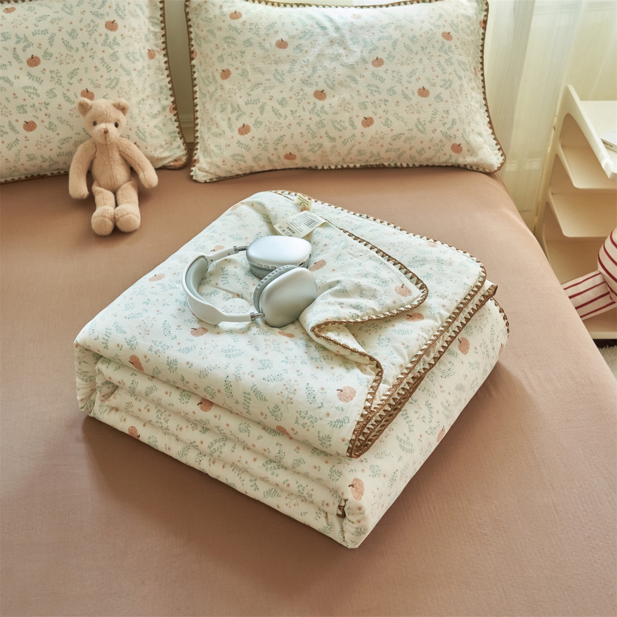 91家纺网 家纺一手货源 找家纺 恬思语家纺 2026春夏全棉双层纱棉花夏被空调被夏凉被四件套贝壳边系列 南瓜派对