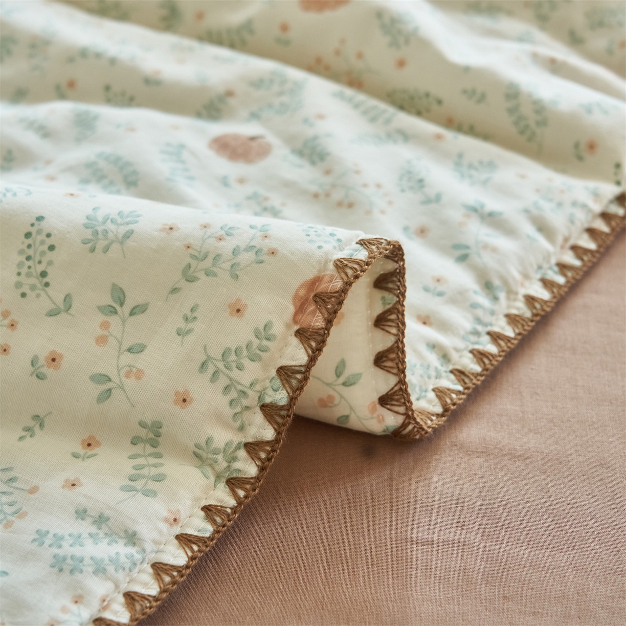 91家纺网 家纺一手货源 找家纺 恬思语家纺 2026春夏全棉双层纱棉花夏被空调被夏凉被四件套贝壳边系列 南瓜派对