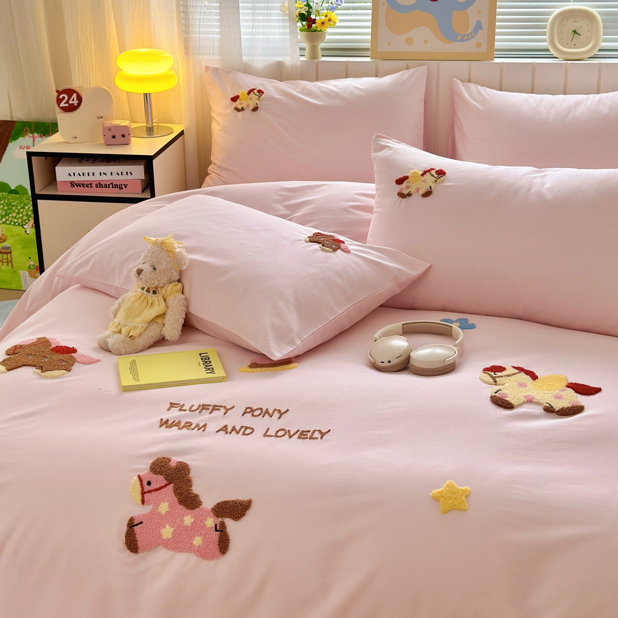 91家纺网 家纺一手货源 找家纺 如意朵 2026新款全棉小清新绣花四件套第一批 快乐小马粉