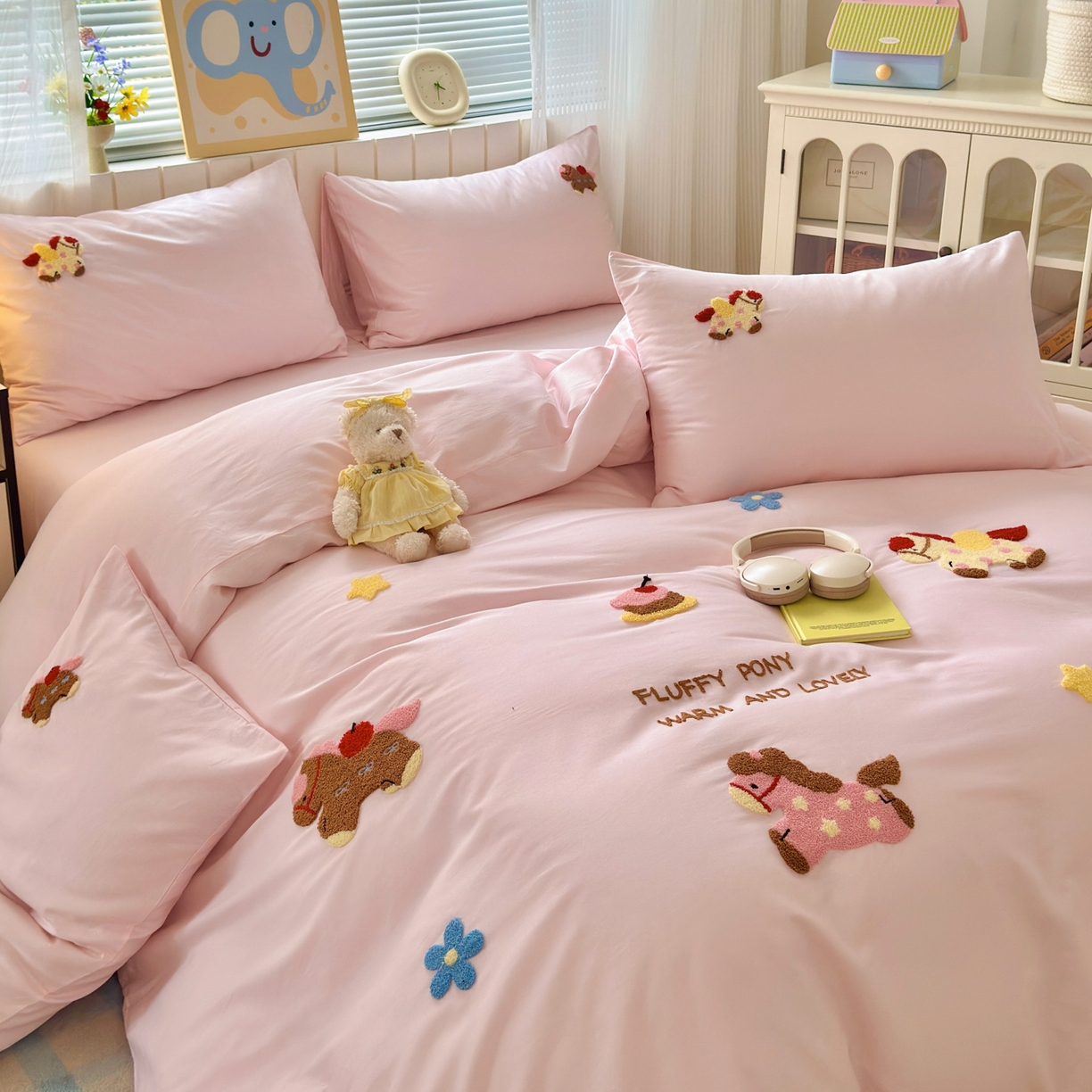 91家纺网 家纺一手货源 找家纺 如意朵 2026新款全棉小清新绣花四件套第一批 快乐小马粉